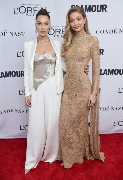 Siêu mẫu 9X đẹp như mộng với váy màu nude - 1
Chị em Bella Hadid, Gigi Hadid dự lễtrao giải do tạp chí Glamour tổ chức tại Brooklyn, New York ngày 13/11 vừa qua