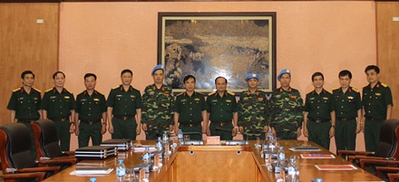 3 sĩ quan Việt Nam lên đường làm nhiệm vụ gìn giữ hoà bình Liên hợp quốc - 2 Thượng tướng Nguyễn Phương Nam và các đại biểu chụp ảnh cùng các sĩ quan lên đường thực hiện nhiệm vụ GGHB Liên hợp quốc tại Cộng hòa Trung Phi và Nam Xu-đăng.