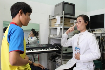 Bác sĩ “hô biến” giọng nữ thành giọng nam - 1 Trung bình mỗi bệnh nhân chỉ cần 3 buổi tập để có giọng nói phù hợp theo giới