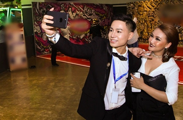 Hậu The Voice 2017, dàn thí sinh nổi tiếng rạng rỡ tái ngộ tại Hà Nội - 4 Tùng Anh, Giáng My cùng lưu lại những khoảnh khắc đẹp.