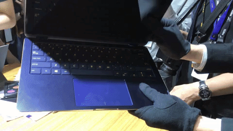 Asus trình làng laptop lai mỏng nhất thế giới tại Computex 2017 - 4 Asus cho biết Zenbook Flip S sẽ xoay/gập mở được khoảng 20.000 lần