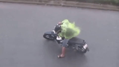 Cộng đồng mạng chia sẻ loạt ảnh hậu quả "xé lòng" của cơn bão số 10 - 3 Dù kiên cường nhưng anh chàng này vẫn không thể điều khiển xe chạy ngược hướng gió, cuối cùng đành đầu hàng, vứt xe bỏ chạy.