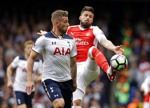 Tottenham 2-0 Arsenal: Dấu ấn của Alli và Kane - 6
Alderweireld (trái) lao vào ngăn cản Giroud (phải) nhận bóng