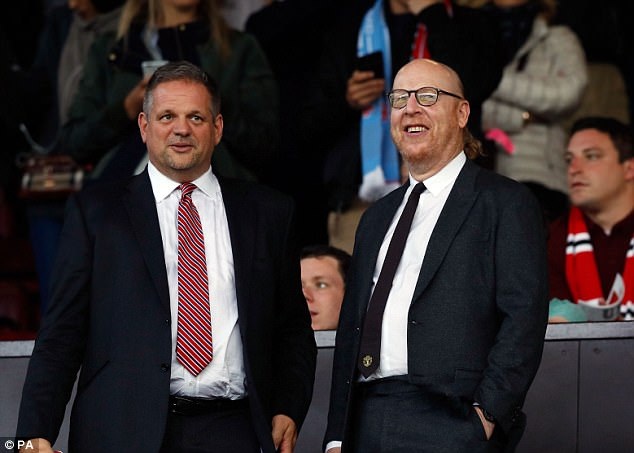 Ở trận đấu có tính chất quyết định mùa giải, giới chủ Mỹ không thể… ngồi yên. Trong trận đấu tại Old Trafford đêm qua, Avram Glazer (đồng sở hữu MU) đã xuất hiện trên khán đài cùng những nhân vật quan trọng khác của MU. Sau khi bỏ ra hàng đống tiền trong mùa Hè, nhà Glazer rất muốn chứng kiến thành công của Quỷ đỏ.