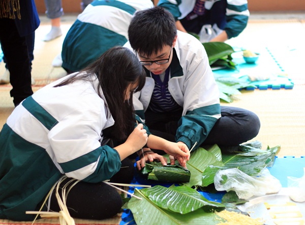 Không cần phải có giáo viên chuyên dạy trải nghiệm sáng tạo? - 2
Để giúp các em học sinh hiểu và thêm yêu nét đẹp văn hóa dân tộc ẩn chứa trong ngày Tết cổ truyền Việt Nam, trường Lomonoxop đã tổ chức Ngày hội gói bánh chưng cổ truyền ý nghĩa dành riêng cho học sinh và giáo viên nhà trường trong những ngày giáp Tết.