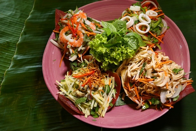 Gỏi Bốn Mùa: Được làm từ các thành phần như ốc, tôm, mực và thịt, mỗi loại gỏi đều mang hương vị đặc trưng riêng tựa như 4 cung bậc cảm xúc hỷ, nộ, ái, ố trong tình yêu và đời sống vợ chồng.