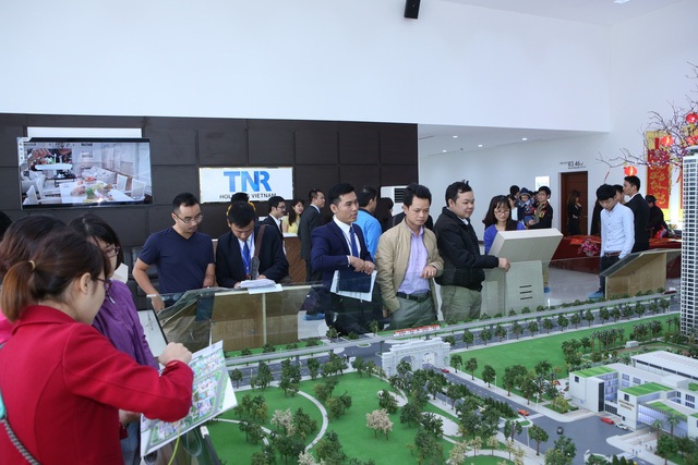 Dự án nào BĐS nào “hot” nhất phía Tây Hà Nội? - 2
Đông đảo khách hàng tham quan và đặt mua căn hộ khu Ruby - Goldmark City bởi, khách hàng sẽ nhận nhà ngay trong dịp cuối tháng 3/2017.