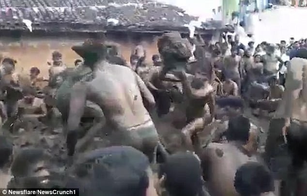 Tục lệ kỳ lạ: Ném phân bò lên người khác để... cầu may - 3 Lễ hội là một phần trong đời sống tâm linh của người làng