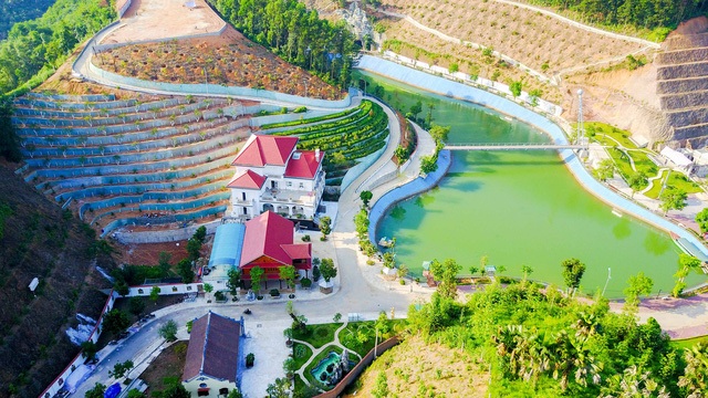 Xe sang trùng biển số "thần tài" và loạt biệt thự trên đất nông nghiệp ở Hồ Tây - 6 Trao đổi với báo chí chiều 29/6, ông Phạm Sỹ Quý - Giám đốc Sở Tài nguyên và Môi trường Yên Bái cho biết, khu dinh thự được xây dựng từ tiền vay ngân hàng 20 tỷ đồng, mượn của nhiều bạn bè và “kết quả của cả một quá trình tôi lam lũ đi làm từ thời trẻ, nỗ lực vươn lên làm đủ thứ nghề”. (Ảnh: Vũ Toản)