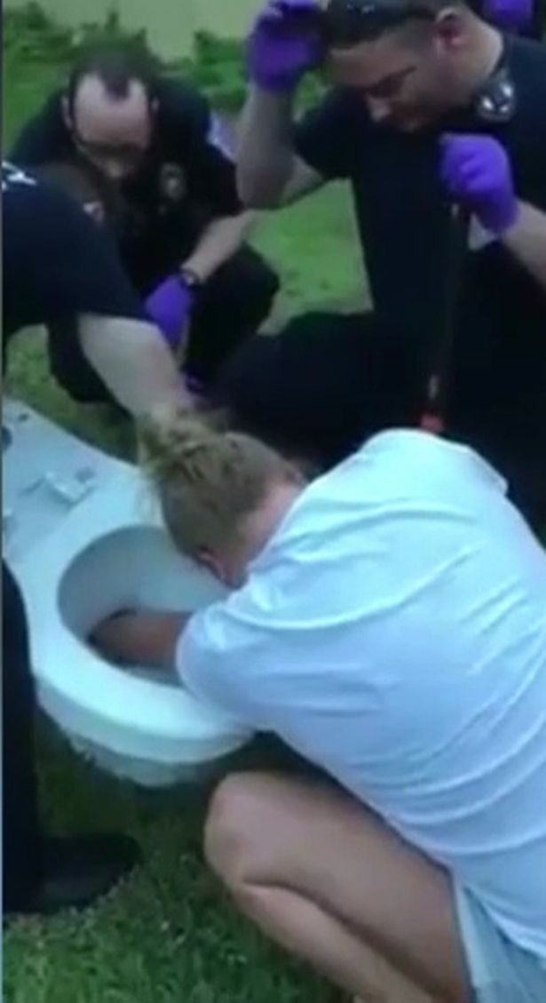 Giải cứu người phụ nữ bị kẹt tay trong... bồn cầu - 2 Giải cứu người phụ nữ bị kẹt tay trong... bồn cầu - 2