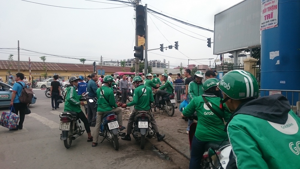 “Cuộc chiến” xe ôm: Cảnh “khốn cùng” không ngờ của xe ôm “vẫy” - 5 “Cuộc chiến” xe ôm: Cảnh “khốn cùng” không ngờ của xe ôm “vẫy” - 5