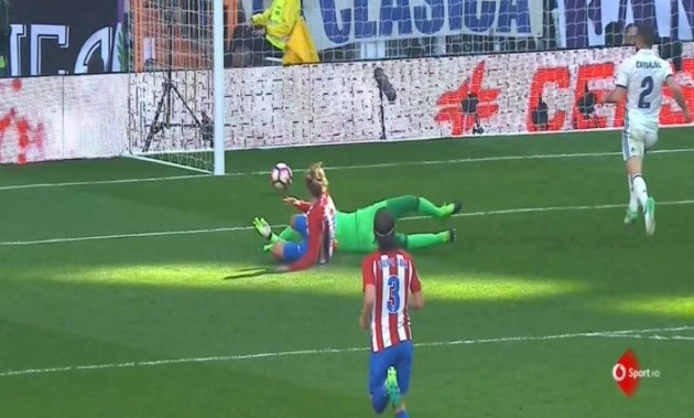 Real Madrid và Atletico bất phân thắng bại tại Bernabeu - 2
Griezmann gỡ hòa 1-1 cho Atletico ở phút 85