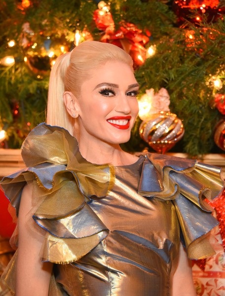 
Cô đang tích cực quảng bá cho album mới You Make It Feel Like Christmas
