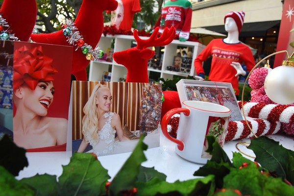 Gwen Stefani trẻ trung bên fans "ruột" - 7