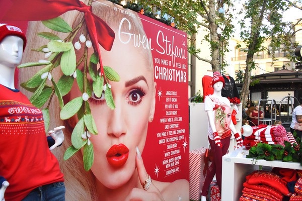 Gwen Stefani trẻ trung bên fans "ruột" - 10