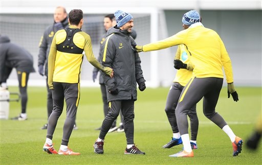 Man City - Stoke City: Cơ hội lên nhì bảng - 2
Guardiola (giữa) đang thúc đẩy Man City trở lại cuộc đua tới ngôi vô địch