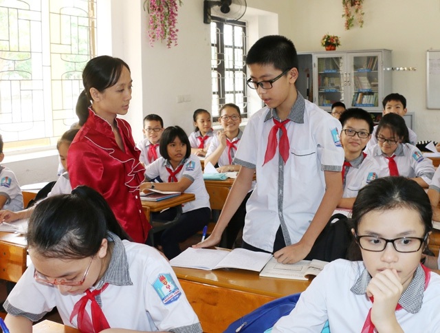 Do thừa thiếu cục bộ nên có những giáo viên phải dạy 2-3 môn trong khi đó lại có những kiêm nhiệm các nhiệm vụ khác để đủ tiết theo quy định