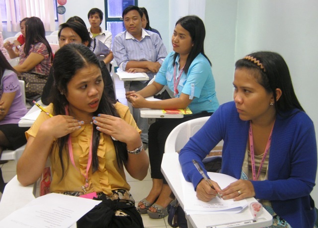 TPHCM: Cấm giáo viên bản ngữ đặt tên tiếng Anh cho học sinh - 1
Giáo viên Philippines trong đợt thi tuyển sang Việt Nam dạy học. (Ảnh: Hoài Nam)