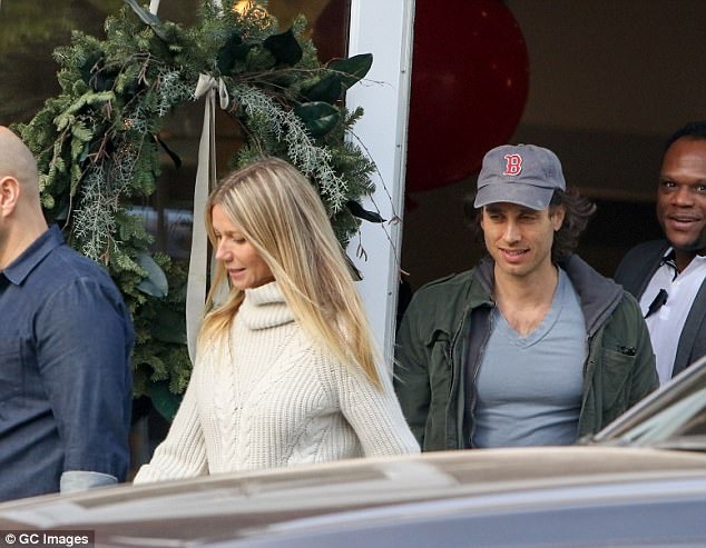 Gwyneth Paltrow kể chuyện yêu Brad Pitt, Ben Affleck - 5
Gwyneth Paltrow hiện đang hò hẹn với nhà sản xuất kém tuổi - Brad Falchuk.