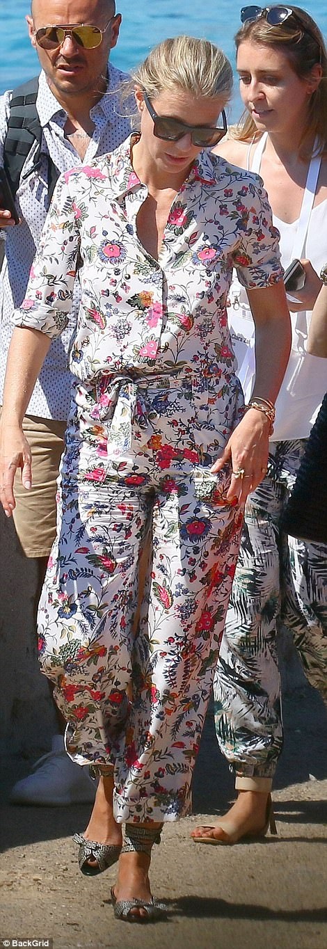 Gwyneth Paltrow vui vẻ đi nghỉ cùng chồng cũ - 7
Gwyneth và Chris có với nhau hai mặt con, một bé trai và một bé gái. Cậu con trai 11 tuổi của họ có mặt trong chuyến đi này cùng cha mẹ ruột.