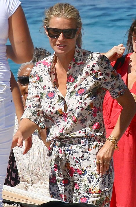 Gwyneth Paltrow vui vẻ đi nghỉ cùng chồng cũ - 8
Gwyneth tỏ ra khá vui vẻ và thoải mái. Vài ngày trước, phóng viên bắt gặp cô trên du thuyền cùng bạn trai kém tuổi. Hai người rất hạnh phúc.