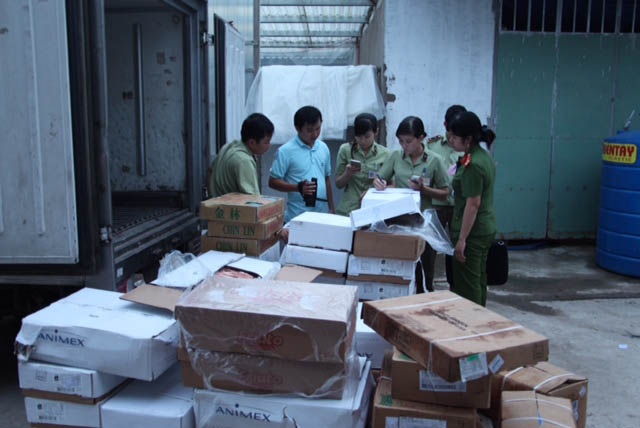 Phạt hơn 250 triệu đồng công ty kinh doanh thực phẩm không rõ nguồn gốc xuất xứ - 1 Cơ quan chức năng phát hiện hàng ngàn kg thực phẩm đông lạnh không rõ nguồn gốc của công ty Quốc Huỳnh