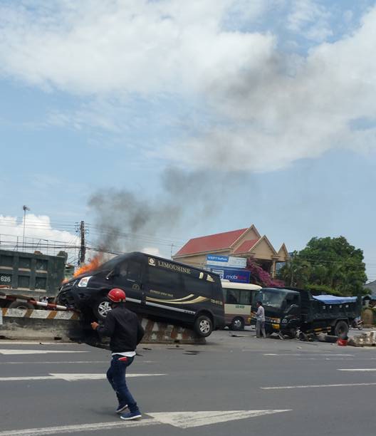 ​Xe khách Limousine đã lao lên nằm gọn trên dải phân cách và bốc cháy