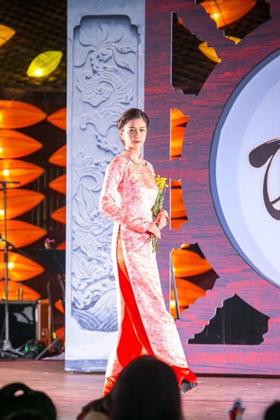 Hoa hậu Bảo Ngọc duyên dáng trình diễn áo dài tại Văn Miếu - 7