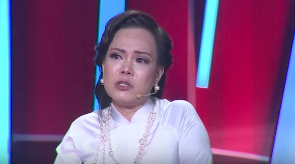 Việt Hương lần đầu tiết lộ mình từng bị tâm thần phân liệt - 2 Nữ danh hài rơi nước mắt vì quá xúc động.