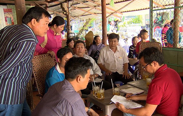 Cả chợ điêu đứng vì vợ cán bộ xã tuyên bố vỡ hụi - 1 Nhiều người dân búc xúc mang đơn trình bày với nhà báo