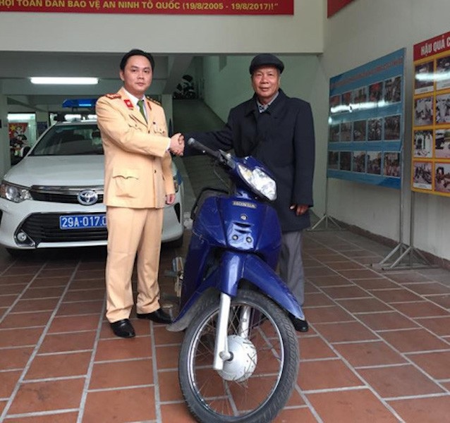 Được thông báo nhận lại xe bị đánh cắp, thiếu nữ xúc động cảm ơn các chiến sĩ CSGT - 2
Trước đó, ông Hoàng Điều cũng xúc động nhận lại chiếc xe máy từ đại uý Nguyễn Tuấn Cường - Phó đội trưởng Đội CSGT số 2 Hà Nội.