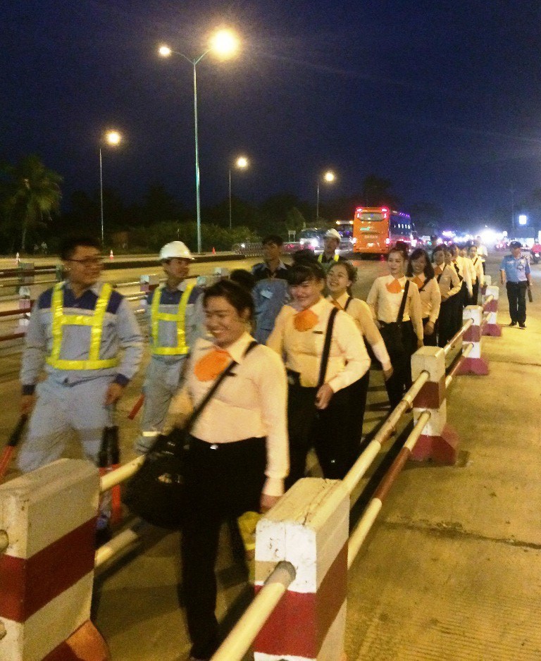 Trạm BOT Cai Lậy: Ngày thứ 4 thu phí, nhiều tài xế tung chiêu hết tiền mua vé - Ảnh 15. Trạm BOT Cai Lậy: Ngày thứ 4 thu phí, nhiều tài xế tung chiêu hết tiền mua vé - Ảnh 15.