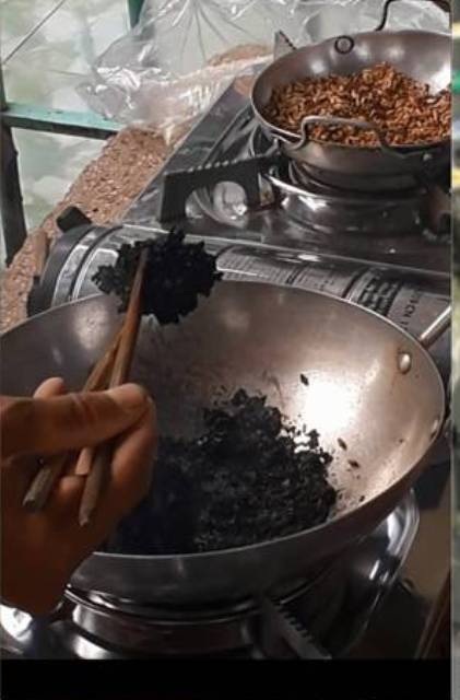 Nghi vấn gạo dỏm chảy nhũn, đóng cục khi rang - 1 Gạo của anh H. sau khi rang bị cháy khét đen và sánh lại như thế này (ảnh chụp từ Clip của anh H.)