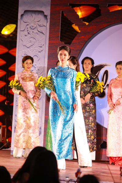 Hoa hậu Bảo Ngọc duyên dáng trình diễn áo dài tại Văn Miếu - 8