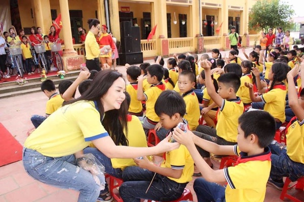 Nữ hoàng Hoa Hồng Bùi Thị Thanh Hương – “Thiên sứ” của sự kết nối - 2 Nữ chủ tịch CLB Hoa Hướng Dương giàu lòng nhân ái.