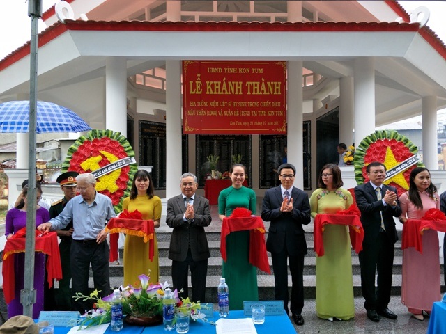 Lễ khánh thành Bia tưởng niệm liệt sĩ chiến dịch Mậu Thân (1968) và Xuân Hè (1972) - 1
Phó thủ tướng Vũ Đức Đam và lãnh đạo tỉnh Kon Tum cắt băng khánh thành Bia tưởng niệm