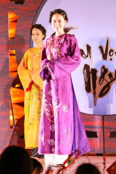 Hoa hậu Bảo Ngọc duyên dáng trình diễn áo dài tại Văn Miếu - 9