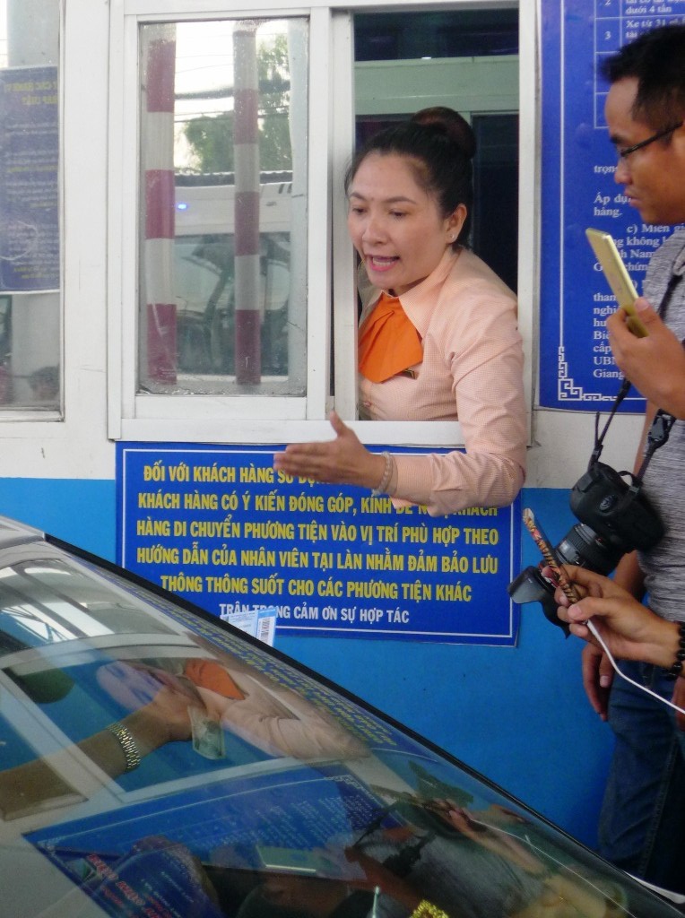 Trạm BOT Cai Lậy: Ngày thứ 4 thu phí, nhiều tài xế tung chiêu hết tiền mua vé - Ảnh 7. Trạm BOT Cai Lậy: Ngày thứ 4 thu phí, nhiều tài xế tung chiêu hết tiền mua vé - Ảnh 7.