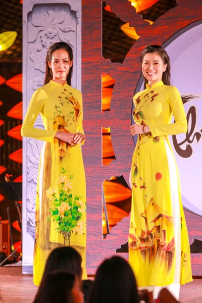 Hoa hậu Bảo Ngọc duyên dáng trình diễn áo dài tại Văn Miếu - 10