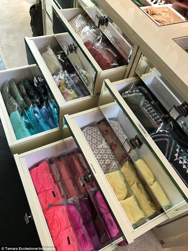 
Người đẹp 33 tuổi nói, thói quen của cô là sắp xếp đồ đạc có tổ chức
