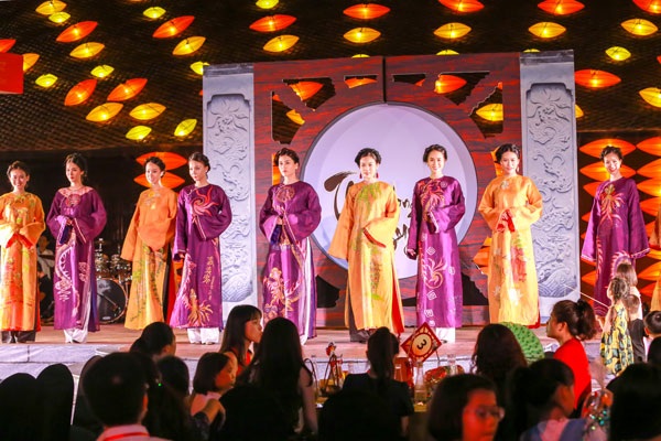 Một số hình ảnh khác của Khúc nguyệt ca tại chương trình Thu vọng nguyệt.