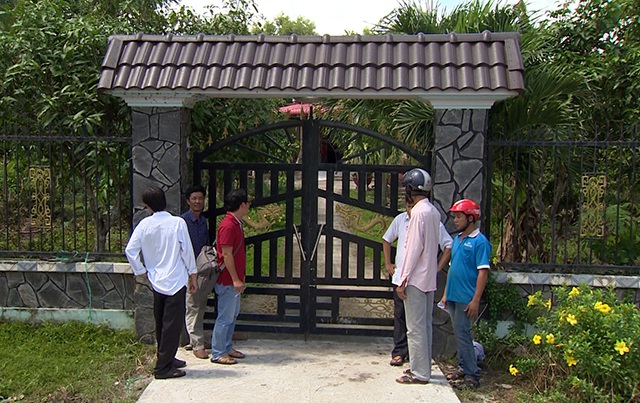 Cả chợ điêu đứng vì vợ cán bộ xã tuyên bố vỡ hụi - 2 
Sau khi thông báo vỡ hụi nhà bà Trang luôn trong tình trạng cửa đóng, then cài