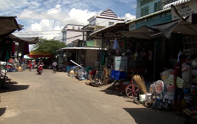 Cả chợ điêu đứng vì vợ cán bộ xã tuyên bố vỡ hụi - 3 Khu chợ xã Trường Long Tây, nơi có rất nhiều người dây tham gia đường dây hụi do bà Trang làm chủ