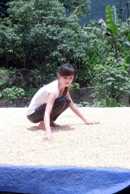 Tuổi thơ cơ cực mưu sinh, nuôi heo, ở nhà dột của dàn Hoa hậu Việt - 15 Triệu Thị Hà phơi ngô trước sân.