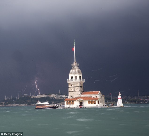 Trong tình trạng gần như bị bịt mắt, phi công cứu sống 121 khách - 5 Thủ đô Istanbul chìm trong biển nước sau cơn bão