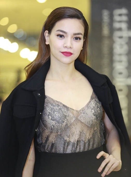 Bị tố hủy show ở nước ngoài, Hồ Ngọc Hà cùng ê-kíp lên tiếng - 3 Hiện tại, Hồ Ngọc Hà là một trong số những ca sĩ đắt show diễn trong và ngoài nước và cát-xê thuộc hàng top cao nhất.