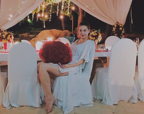 Đàm Vĩnh Hưng bất ngờ tiết lộ Hồ Ngọc Hà đã chia tay người tình đại gia - 3 Hà Hồ từng gây bão khi những hình ảnh này được chia sẻ trên trang cá nhân của cô vào ngày 8/8/2016, nhiều người đã cho rằng Chu Đăng Khoa cầu hôn cô. Thế nhưng quản lý của nữ ca sĩ đã phủ nhận thông tin trên.