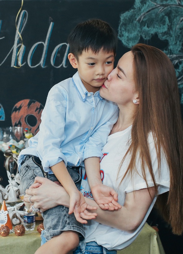 Hà Hồ - Quốc Cường tái hợp làm sinh nhật cho con trai Subeo - 6 Hà Hồ liên tục thể hiện tình cảm và dành nhiều nụ hôn đầy tình cảm cho con trai