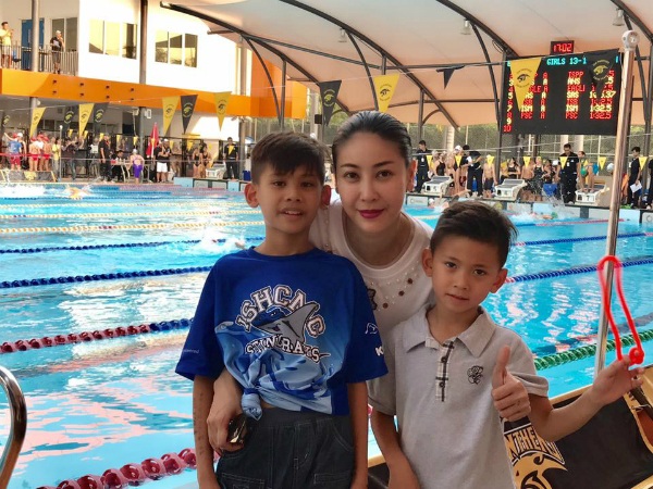 Hà Kiều Anh chia sẻ ảnh đưa con trai sang Bangkok thi bơi lội, cô viết: Cả gia đình đi ủng hộ con trai lớn thi đấu giải bơi lội giữa các trường. Con thi thì mệt rồi nhưng mẹ hò hét và chờ đợi còn mệt hơn... Cũng may cuối cùng cũng ôm được giải an ủi cho mẹ đỡ buồn. Yêu con trai quá, ốm nhom ốm nhách mà bơi nhanh thấy thương.