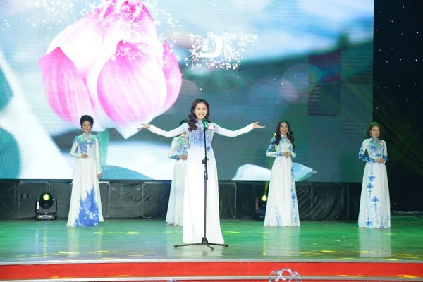 Hà Lade bất ngờ giành danh hiệu Á hoàng Trang sức 2017 - 4 Người đẹp trong phần thi áo dài.